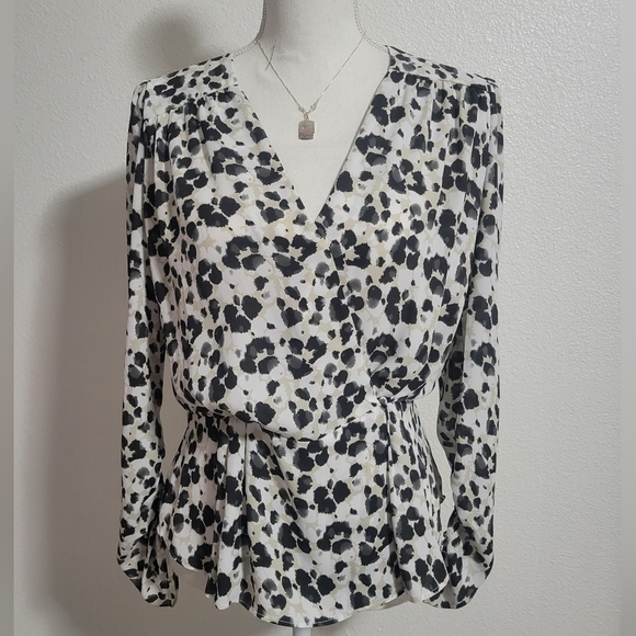 Cabi Leopard print wrap style roushing on sleeve top size small - Picture 1 of 14